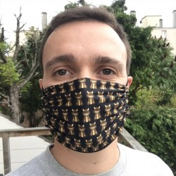 Masque avec motifs sangliers.
